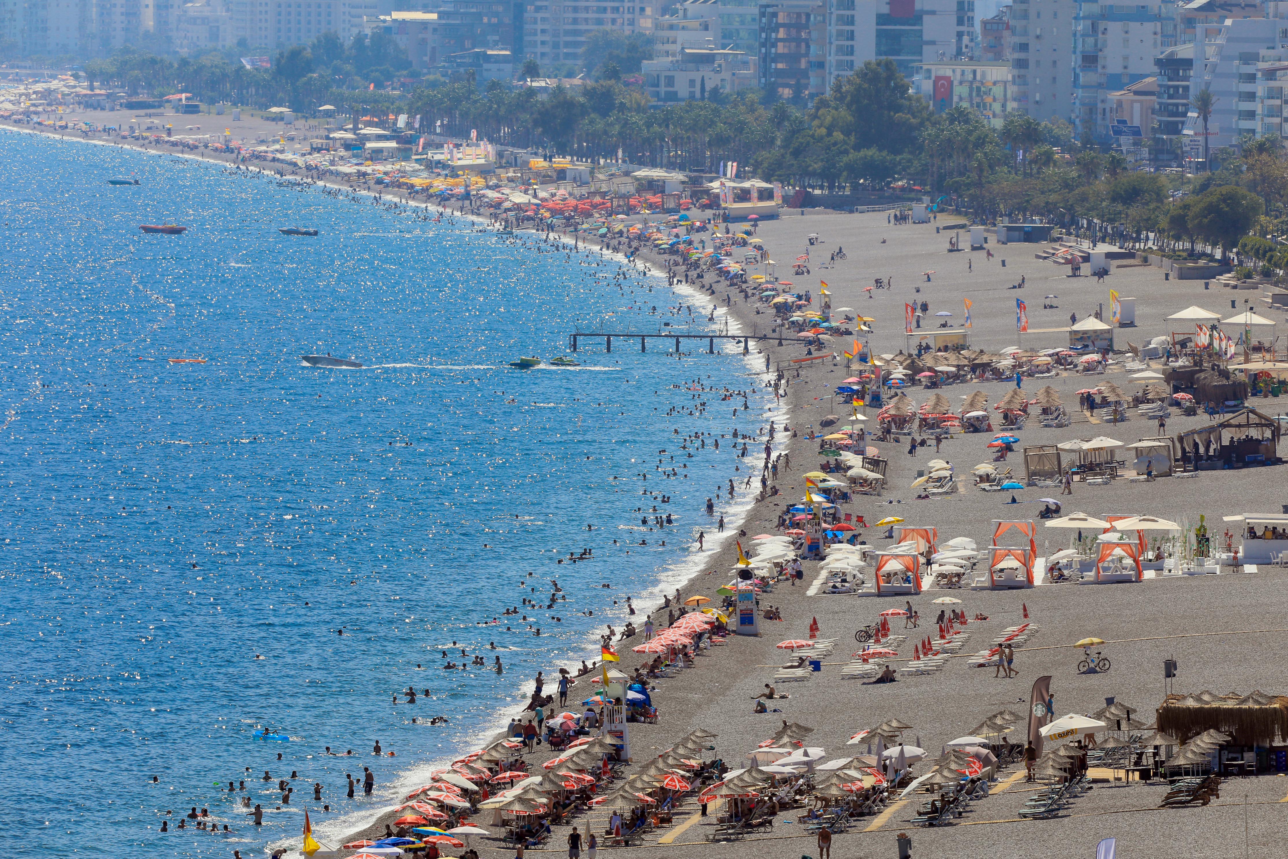 Sıcaklıklar arttı ! Antalya'da Konyaaltı Sahili tıklım tıklım doldu