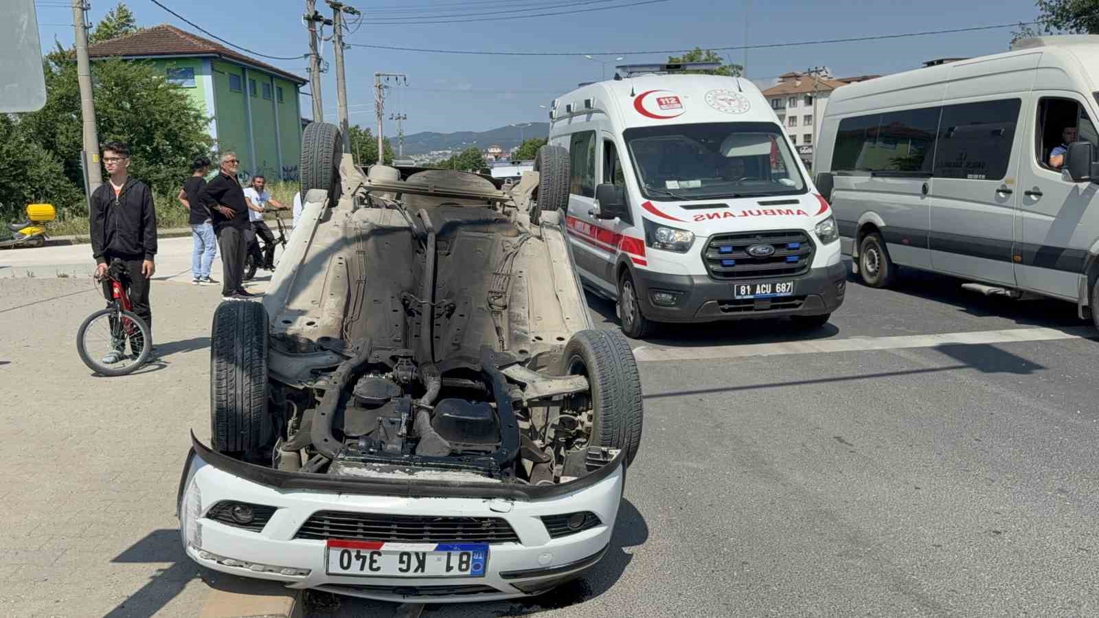 Düzce’de yaya geçidinde duran araca çarpan otomobil takla attı: 3 yaralı