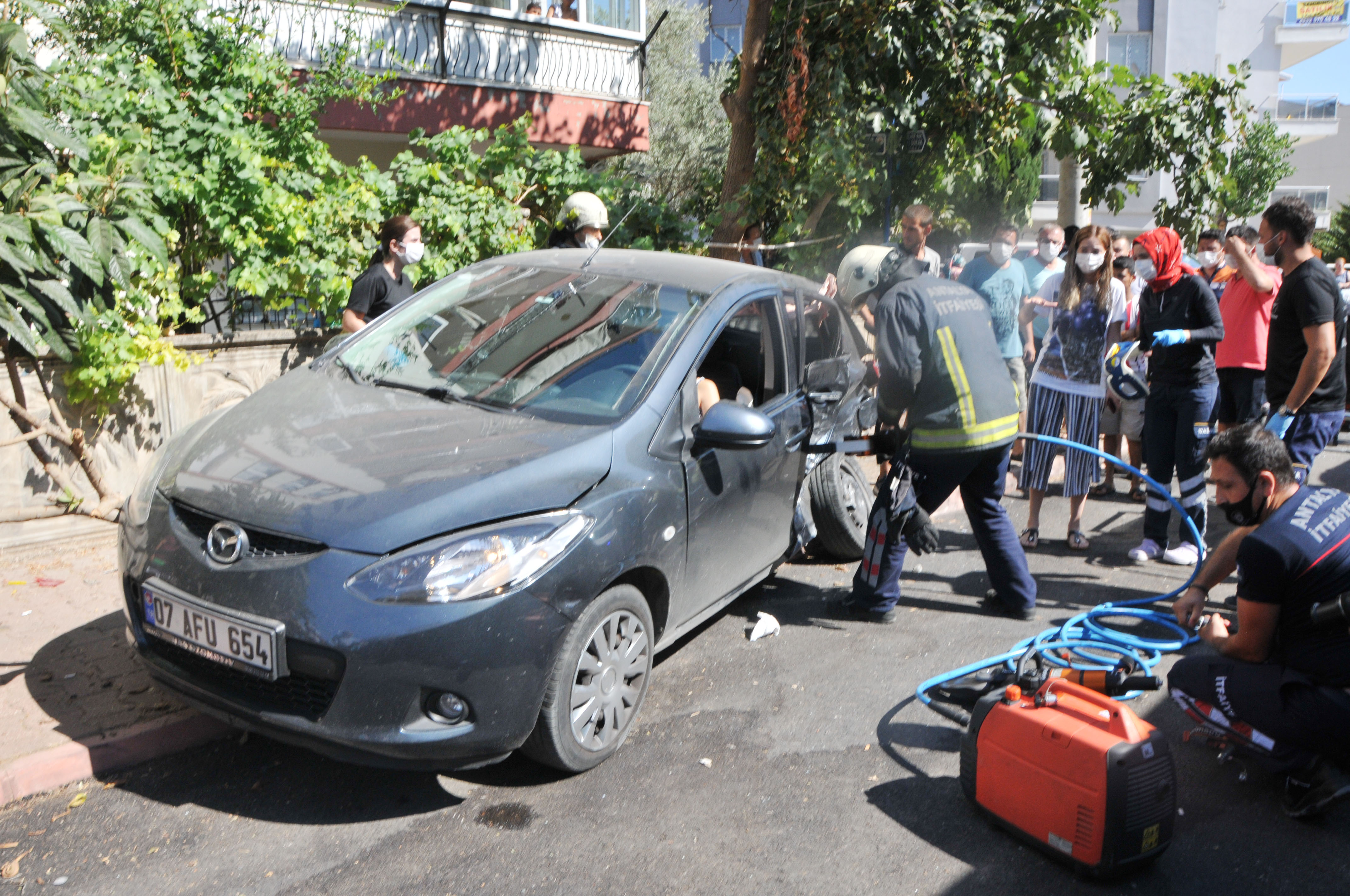 İşte ülkenin geldiği son nokta! Kadın kazazedeye yardım etmek yerine fotoraf çektiler .