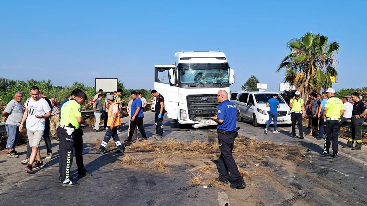 Antalya’da zincirleme kaza: 4 yaralı, turistler havalimanına yetişmeye çalıştı