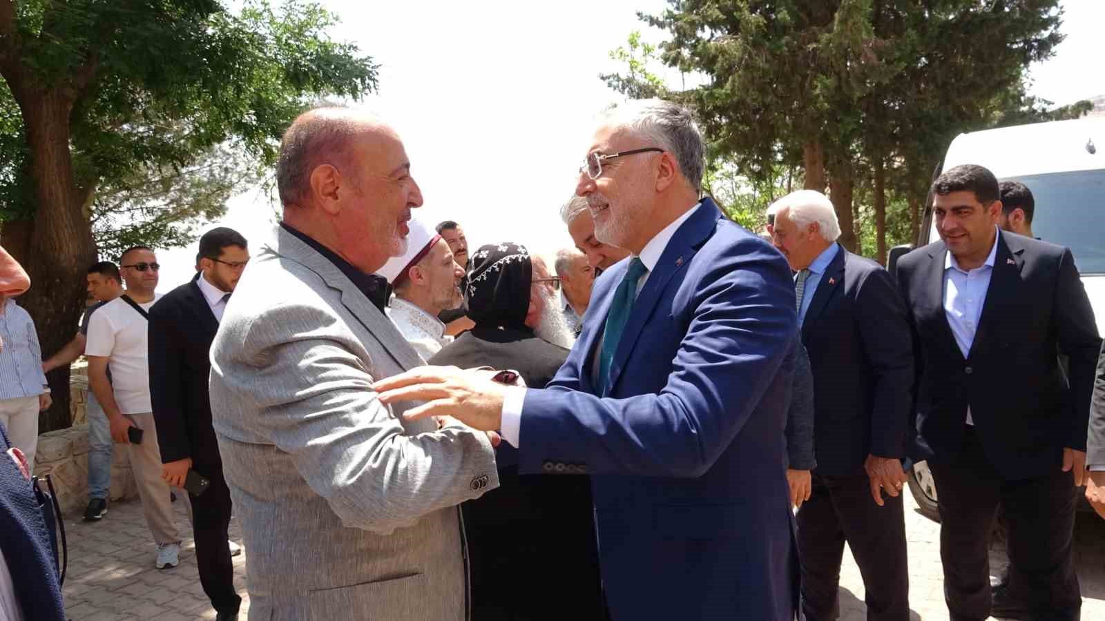 Bakan Işıkhan’dan Deyrulzafaran Manastırı’nda sürpriz buluşma