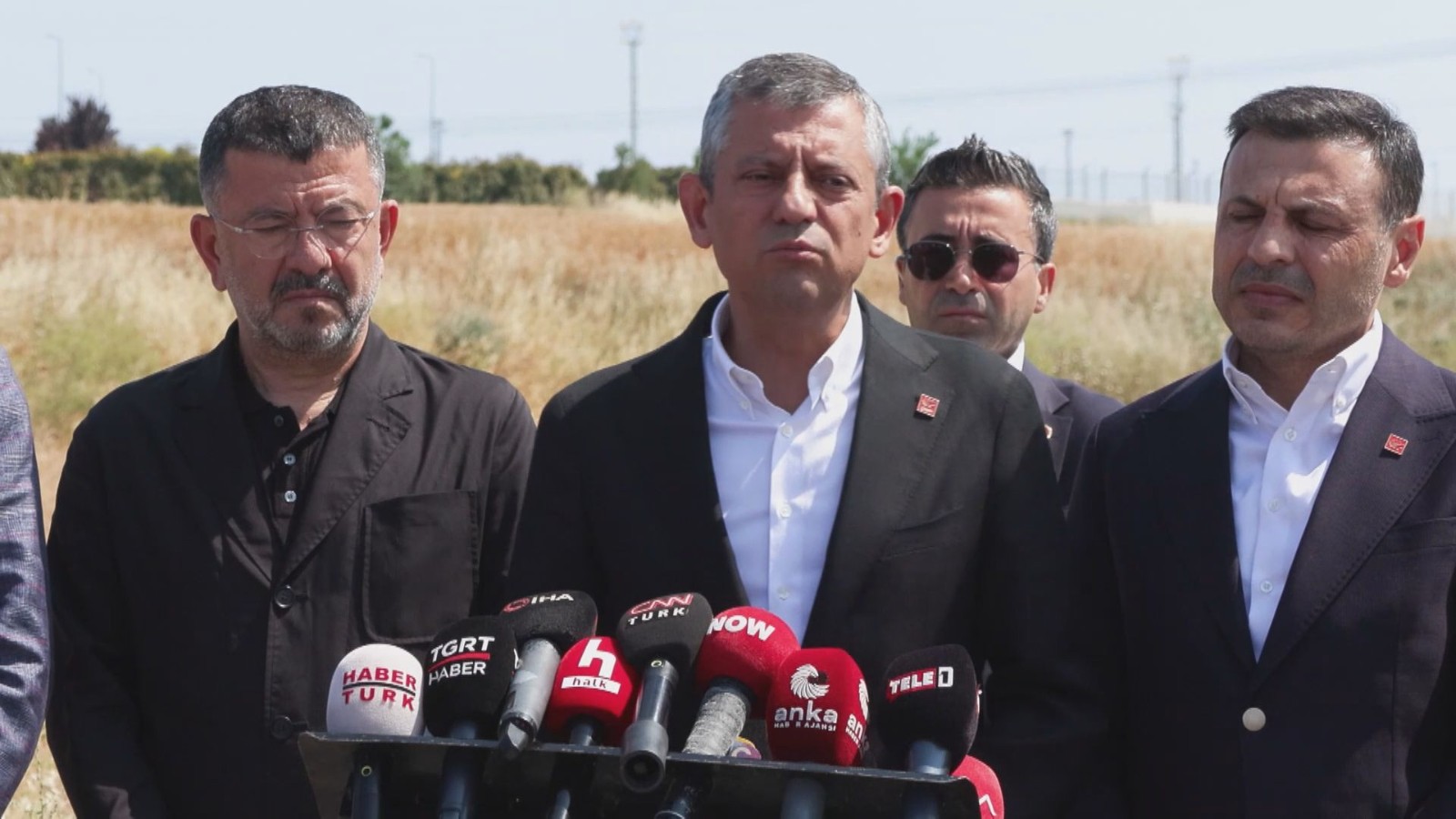Silivri duruşması sonrası Özel konuştu: “bu beyaz gömlekleri kirletemeyeceksiniz”