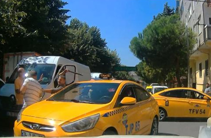 Sopalar çekildi: Taksicilerin yol verme kavgası!