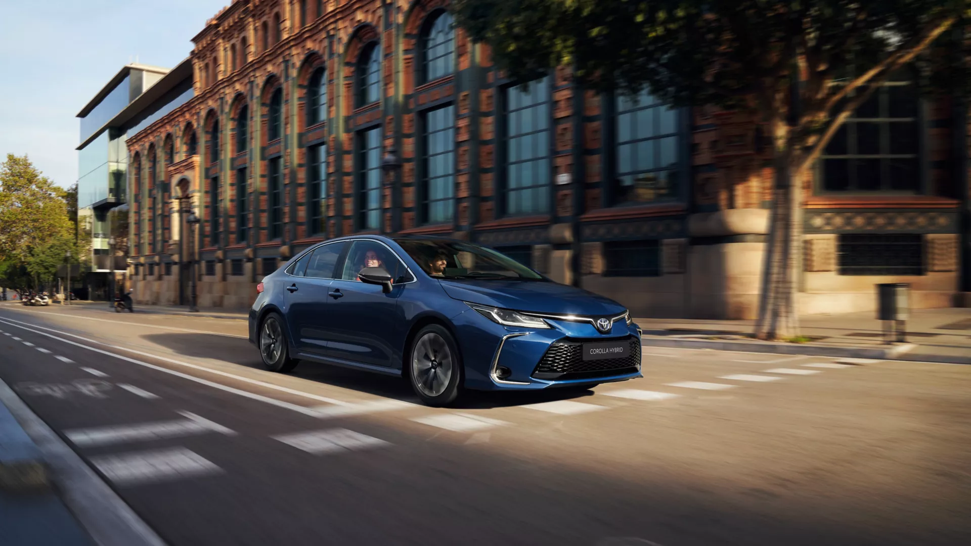 Toyota’dan çevreci hamle: Corolla ve RAV4’ün benzinli modellerinin üretimi durduruldu