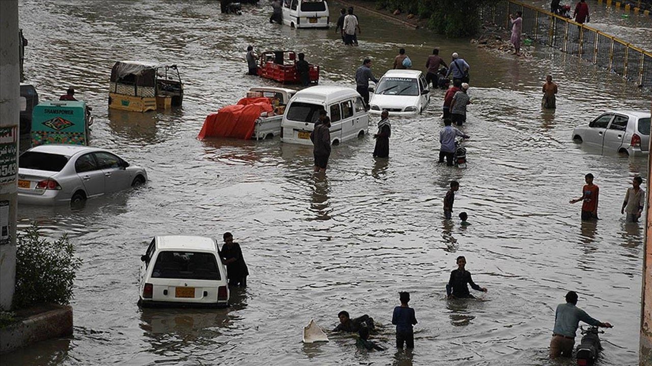 Pakistan’da sel ve fırtına: 8 kişi hayatını kaybetti!