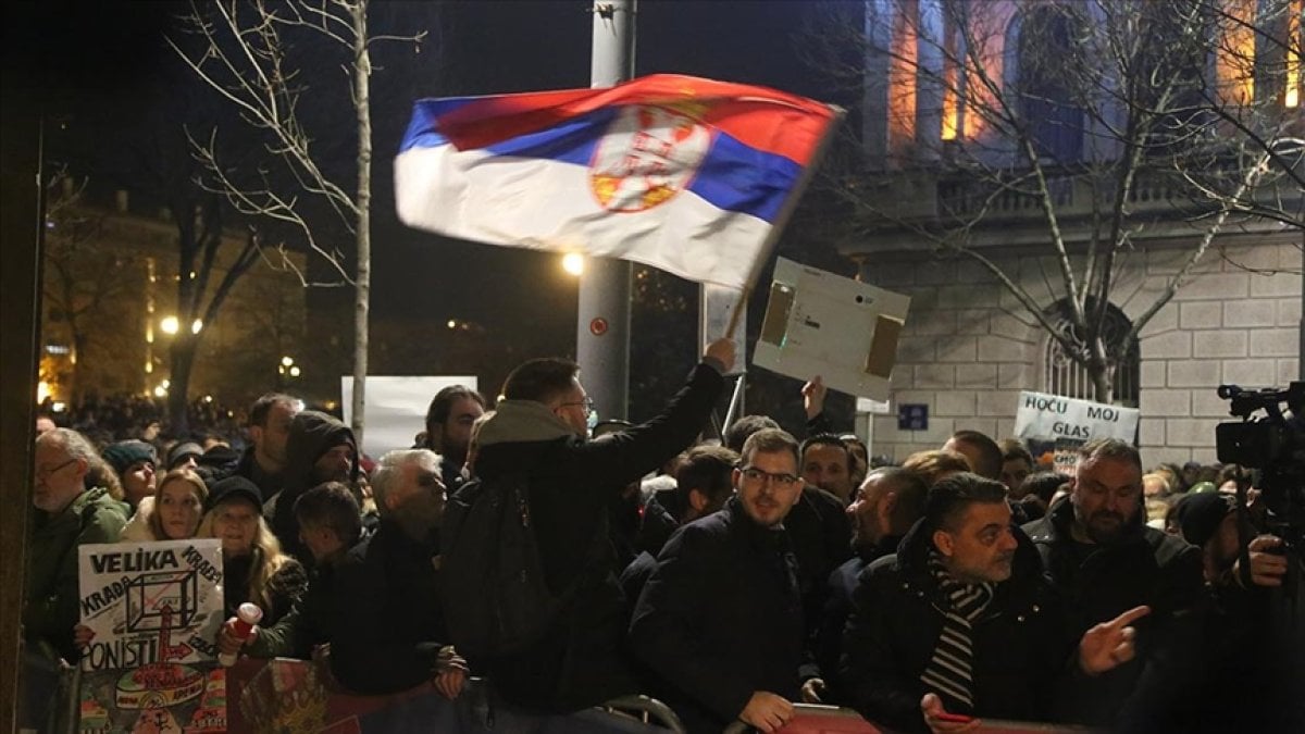 Sırbistan'da Hükümet Karşıtı Büyük Protesto: Belgrad'da Erken Seçim Çağrısı!