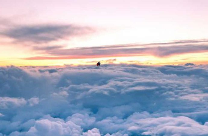 Pilotlar 3 bin fit yükseklikte uçan insan gördü