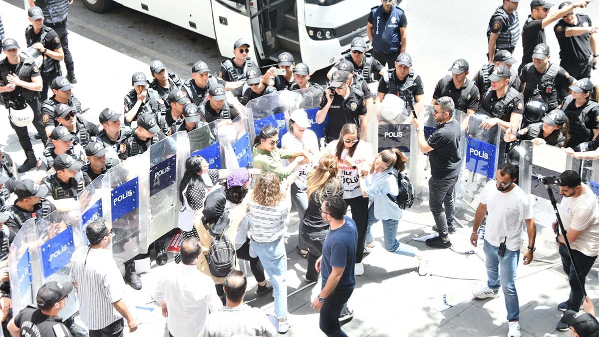 Her öğretmene 10 polis: Ankara’da öğretmen yürüyüşüne sert müdahale