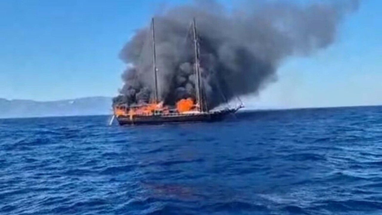 Datça açıklarında cehennem: Lüks gulet alev alev yandı