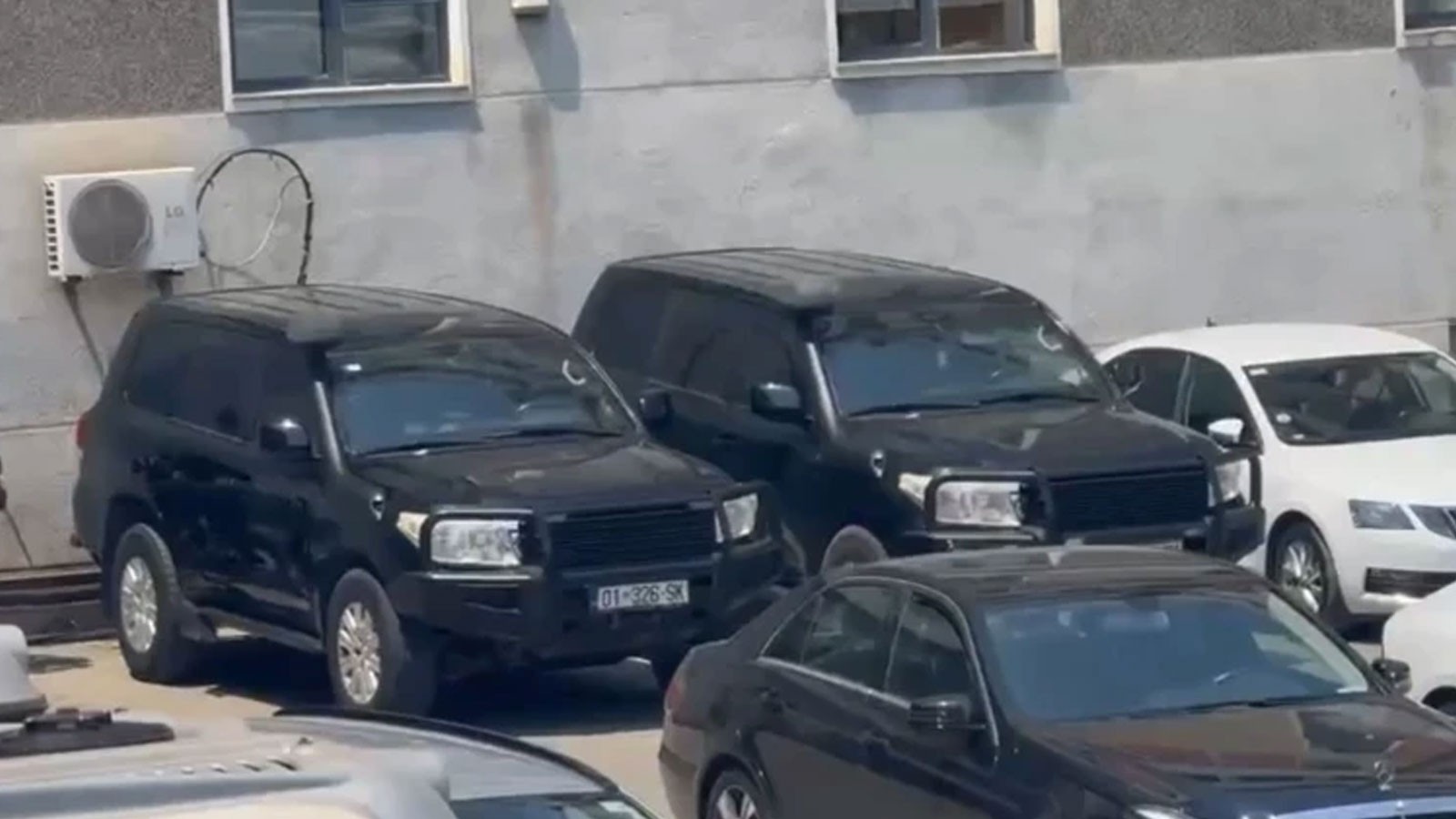 Kosova Meclisi'nde Bomba İhbarı: Vekiller Tahliye Edildi!