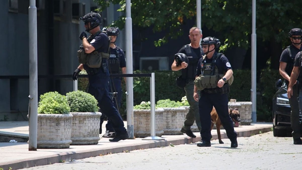 Kosova Meclisi'nde Bomba İhbarı: Vekiller Tahliye Edildi, Oturum Ertelendi
