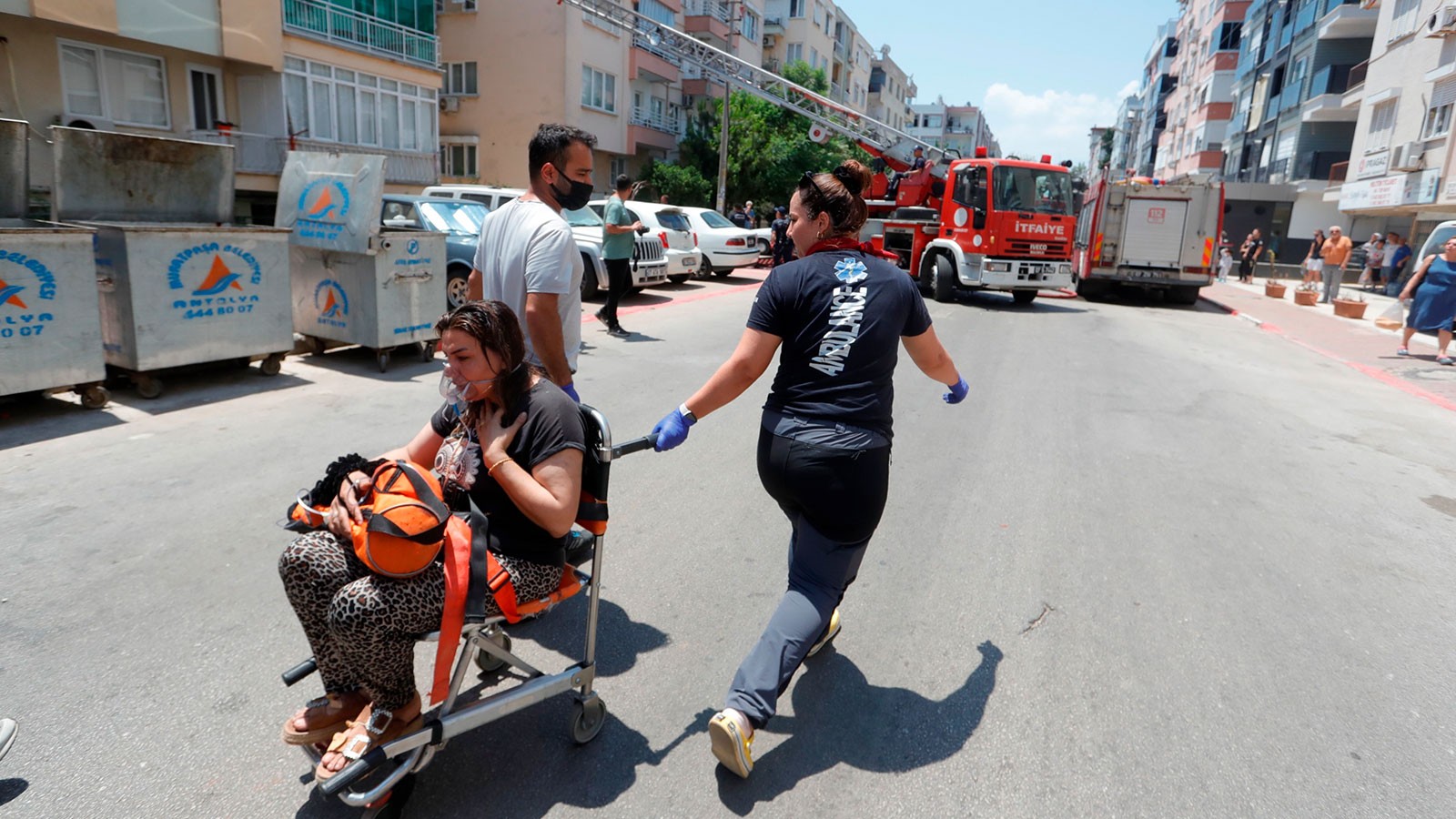 Antalya’da apartman yangını: 7’si çocuk 10 kişi dumandan etkilendi