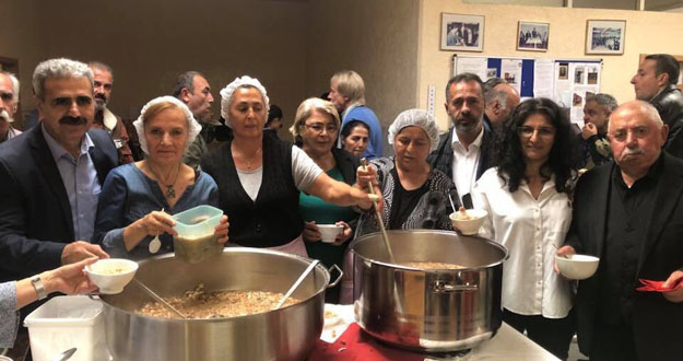 Hamm'da Cemevlerinde aşure dağıtıldı