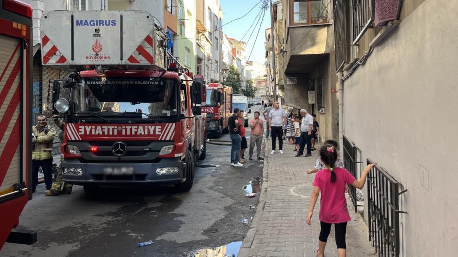 Bağcılar'da apartman yangını paniğe neden oldu: Mahsur kalanlar kurtarıldı