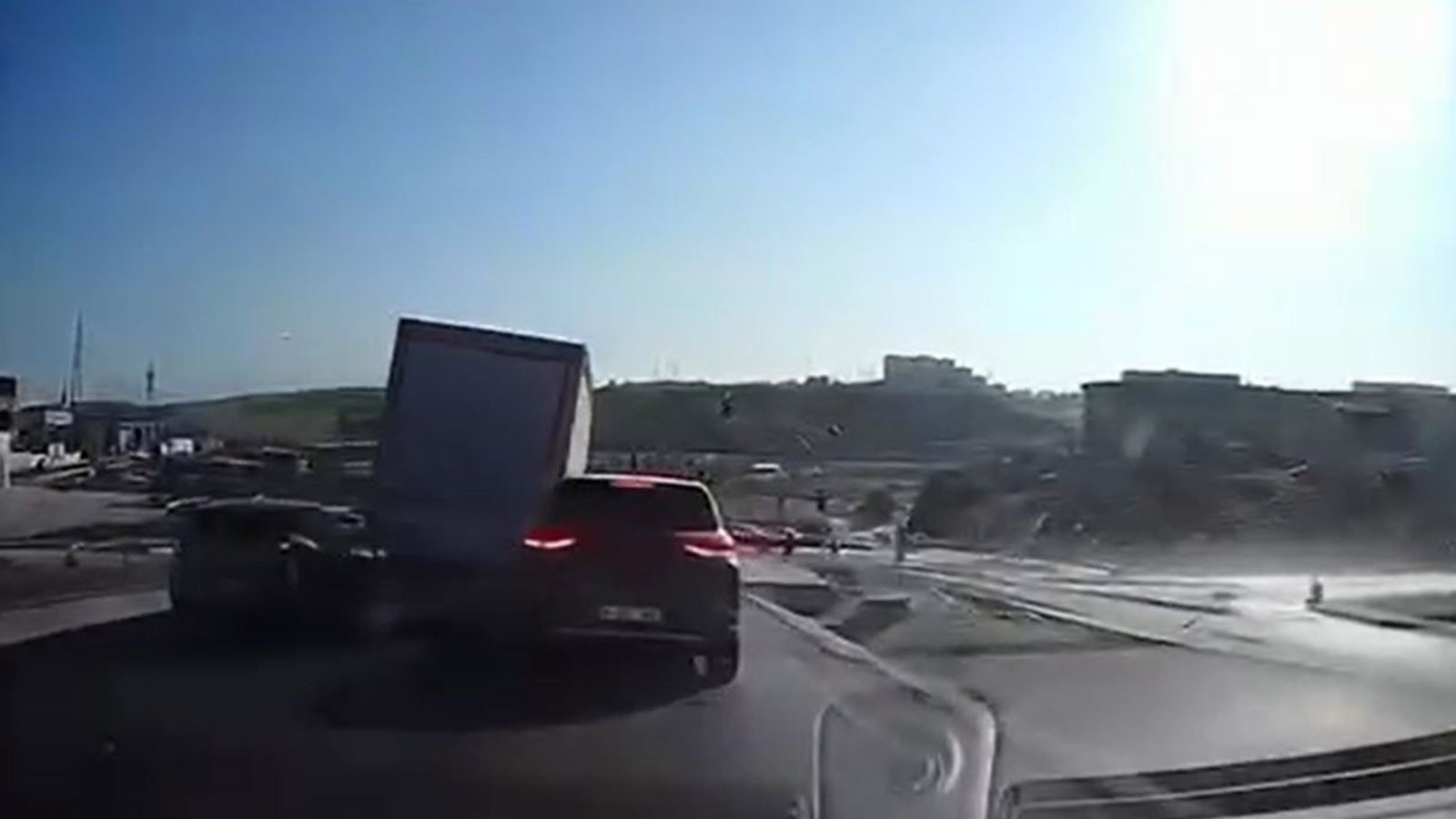 Başakşehir'de zincirleme kaza kamerada: 10 araç birbirine girdi, 3 yaralı