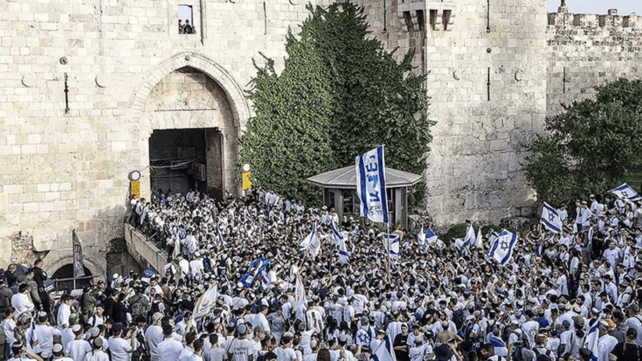 İsrailliler Mescid-i Aksa'ya polis korumalı baskın düzenledi: Talmud ayinleri yapıldı