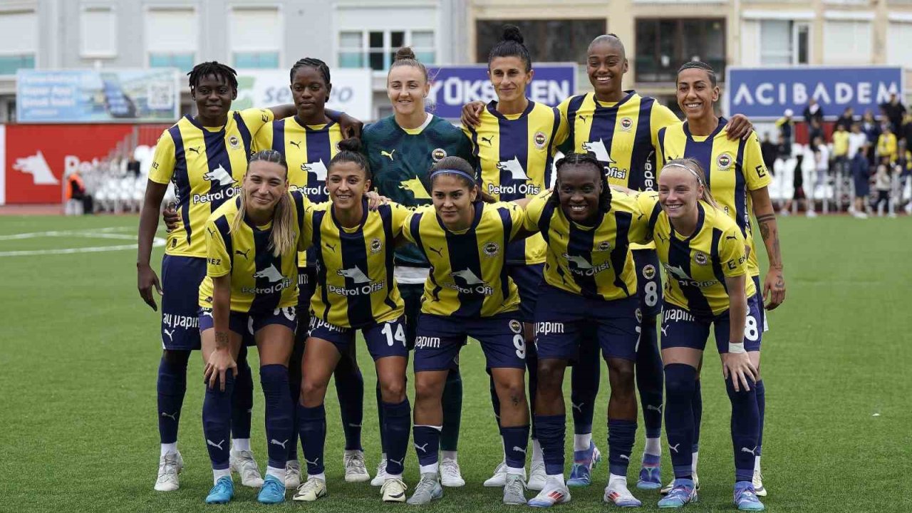 Fenerbahçe Kadın Futbol Takımı'nda 17 Oyuncunun Sözleşmesi Uzatıldı