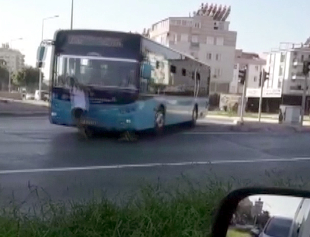 Maskesiz yolcu otobüse alınmayınca sileceklere tutundu!