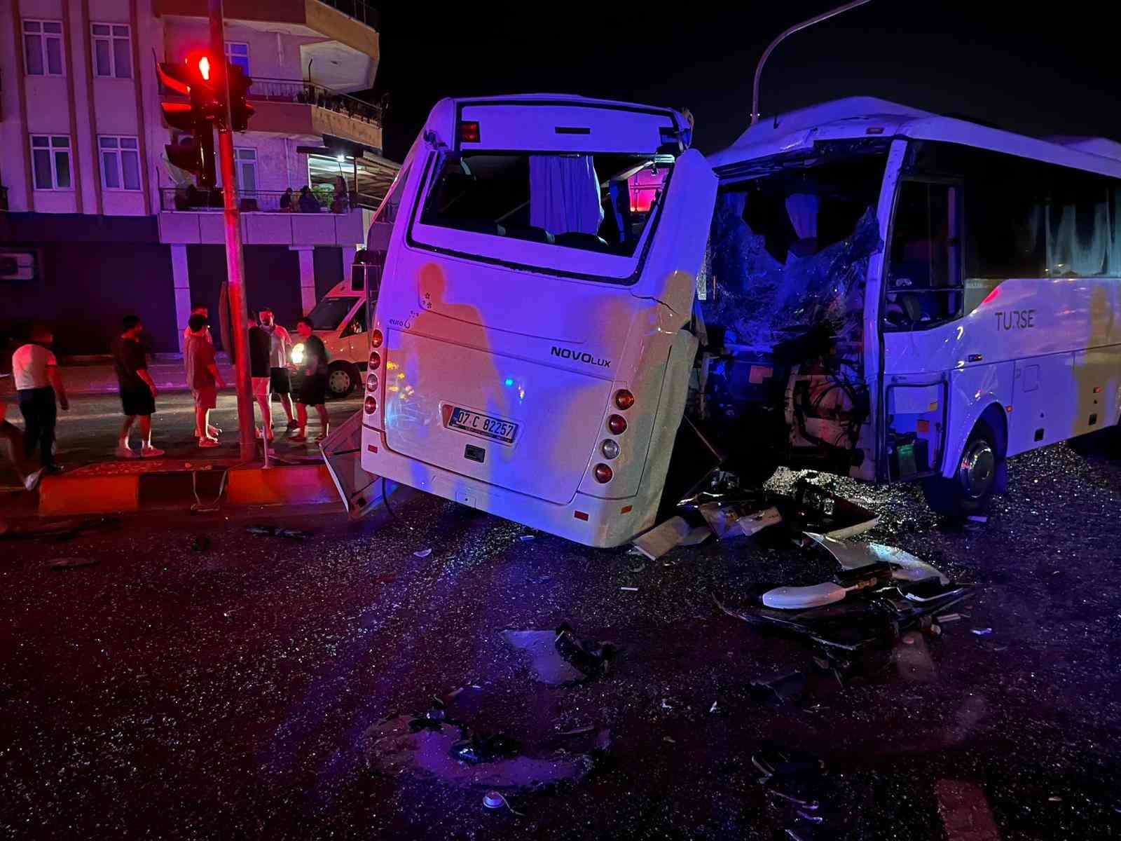 Antalya'da vardiya sonu feci kaza: 3 midibüs çarpıştı, 6 yaralı