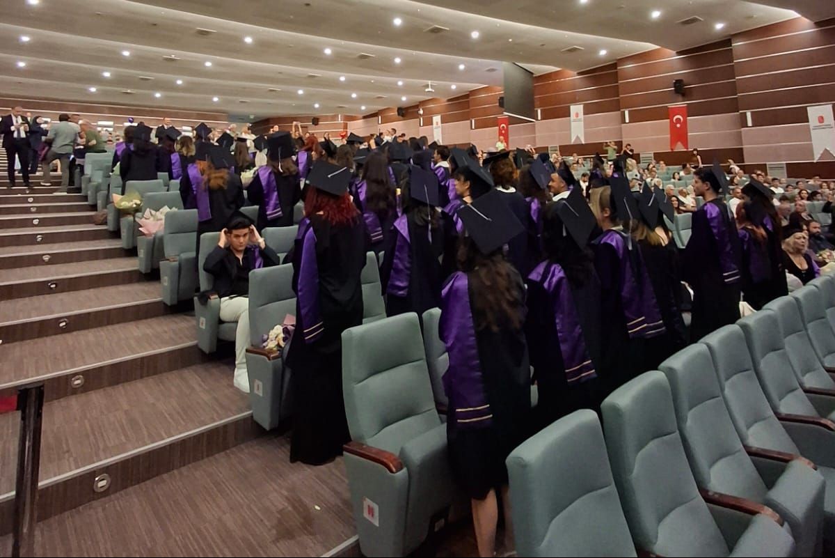 Hacettepe Üniversitesi mezuniyet töreninde rektör ve dekana sırt çevrildi!