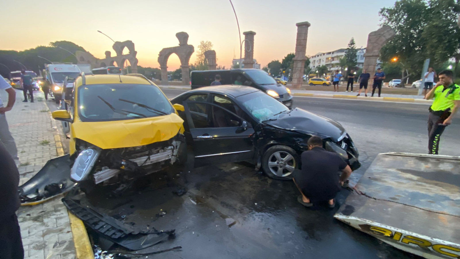 Antalya Serik'te turistleri taşıyan taksi kaza yaptı: 7 yaralı