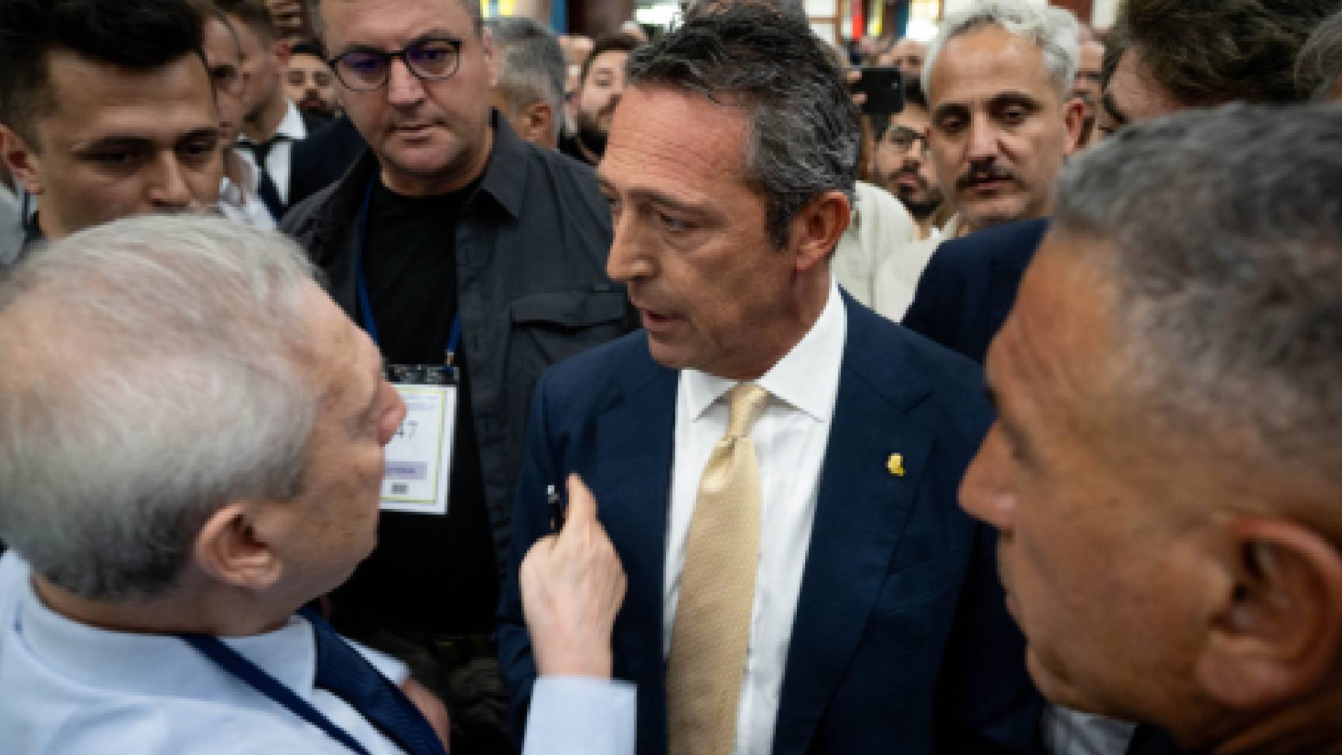 Fenerbahçe'de Loca Krizi Çözüldü: Ali Koç Kendi Locasını Aziz Yıldırım'a Devretti!