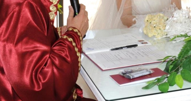 Nikah salonu önünde kendisini görevli olarak tanıtıp düğün sahiplerinden para aldı
