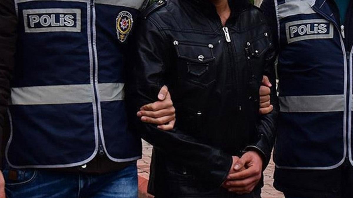 Trafikte şok anlar: Kadın sürücünün aracına yumruklu saldırı