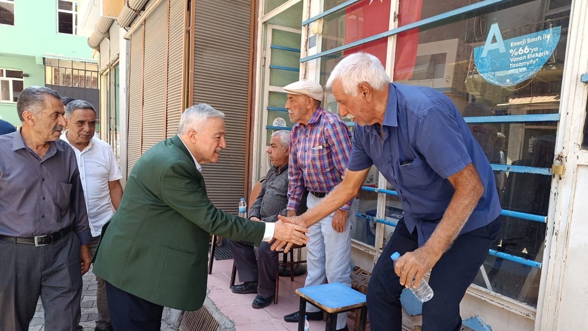 AKP'li Eski vekil Demirbağ köyleri gezip ilçelere çıktı, tartışmalar başladı