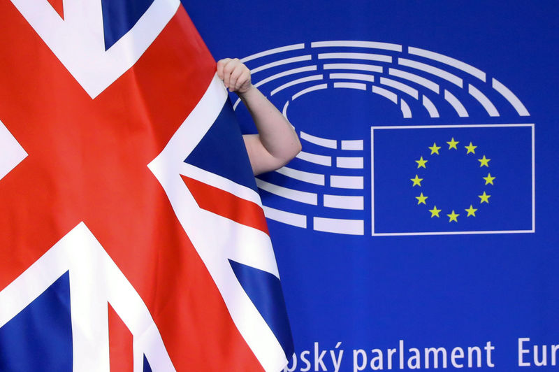 Sterlin, anlaşmasız brexit olasılığı ile değer kaybını genişletti