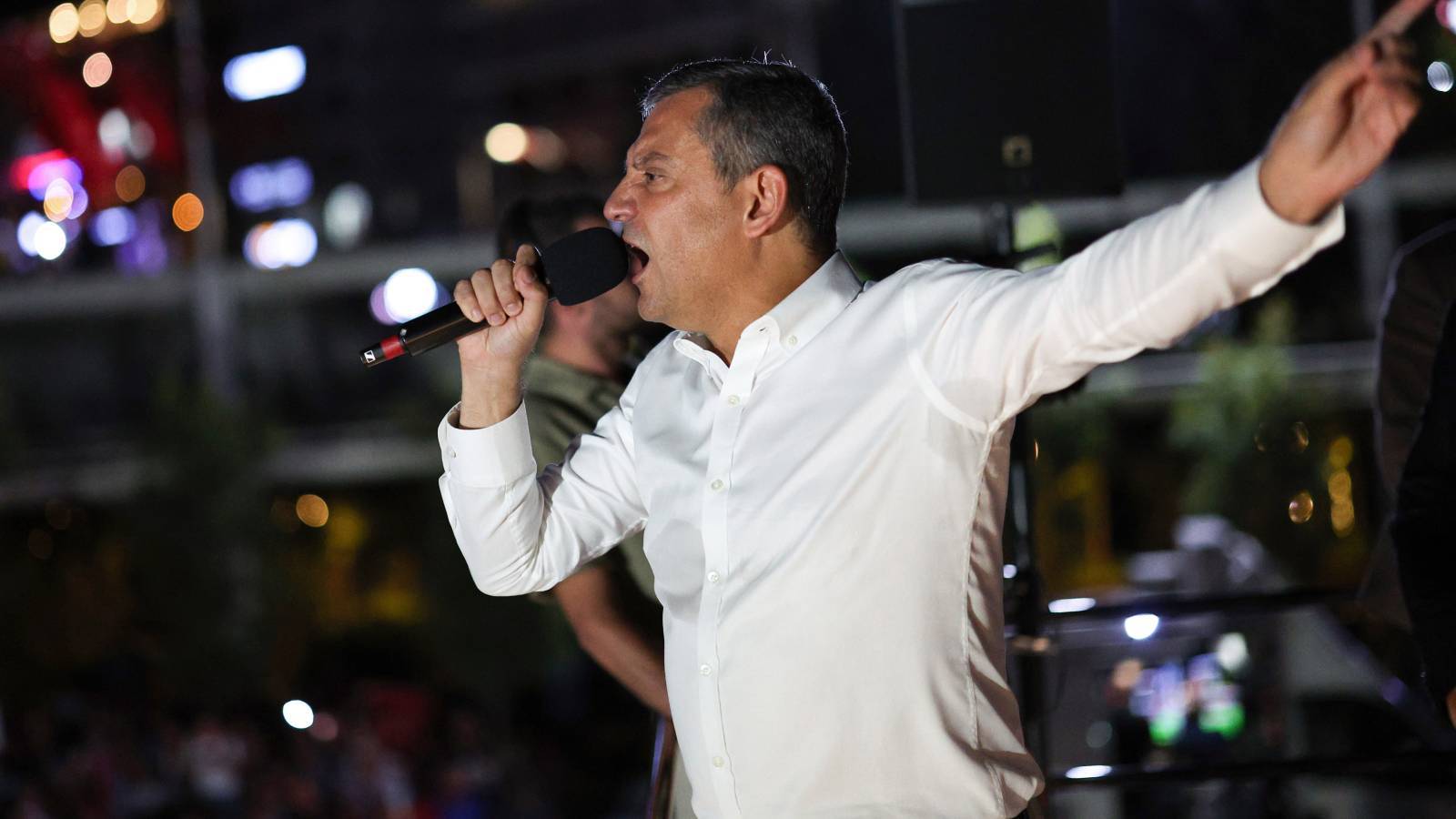 Özgür Özel: Grev hakkına saldırmak demokrasiyi hedef almak demektir