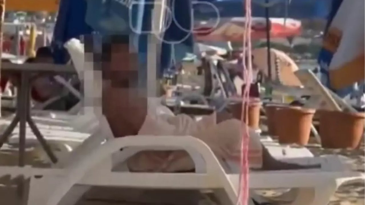 Plajda Şoke Eden Anlar: Herkesin Önünde Kendini Tatmin Etti!