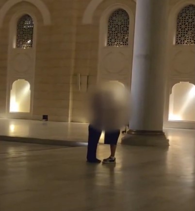 Cami avlusunda uygunsuz hareketlerde bulunup öpüştüler, şimdi hapisle karşı karşıyalar