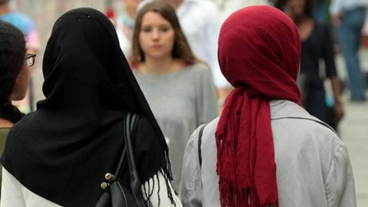 14 Yaş altı kız çocukları artık başörtüsü takamayacak