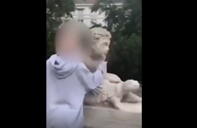 ‘Like’ uğruna tarihi heykeli çekiçle kırdı!