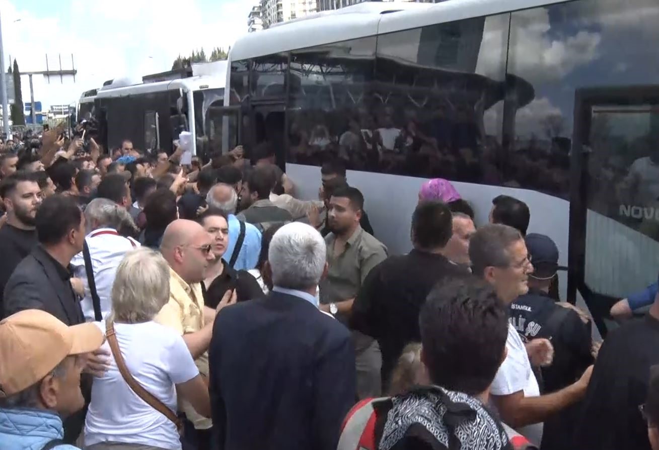 CHP İstanbul İl Başkanlığı Önünde Gerginlik: Polis Otobüsüne Saldırı