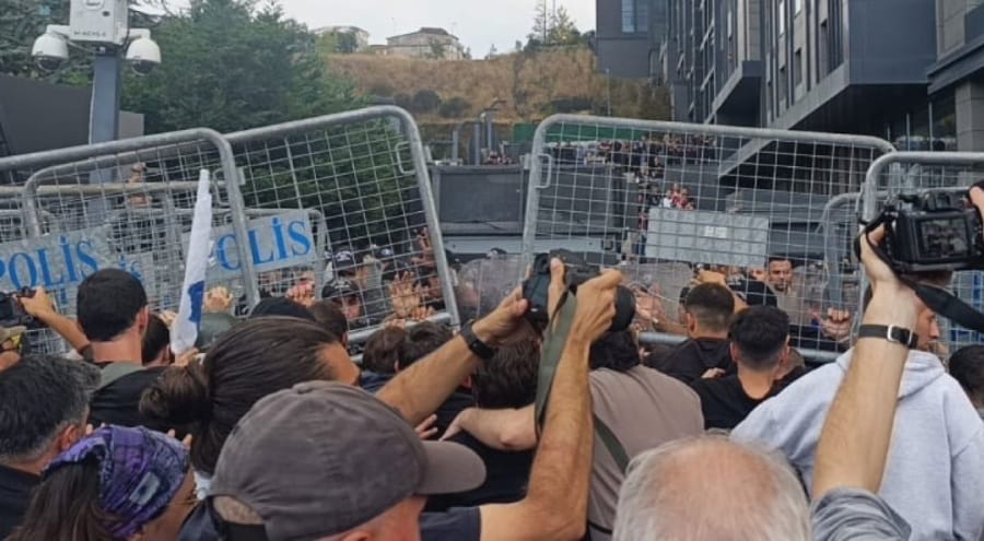 CHP’de kayyum süreci ve siyah tişörtlü kişiler gündemde