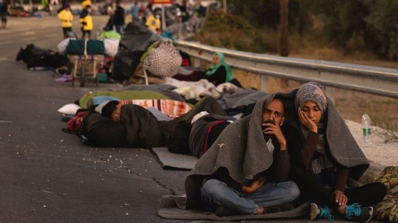Midilli Adası'nda yangın sonrası sığınacak yeri kalmayan 13 bin göçmen otoyollarda geceliyor