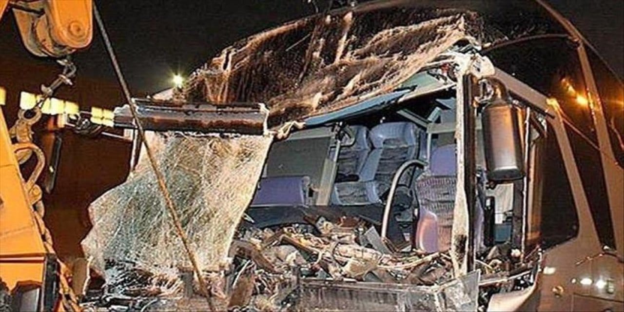 Nijerya'da Düğün Konvoyu Otobüsü Nehire Düştü: 19 Kadın ve Çocuk Hayatını Kaybetti