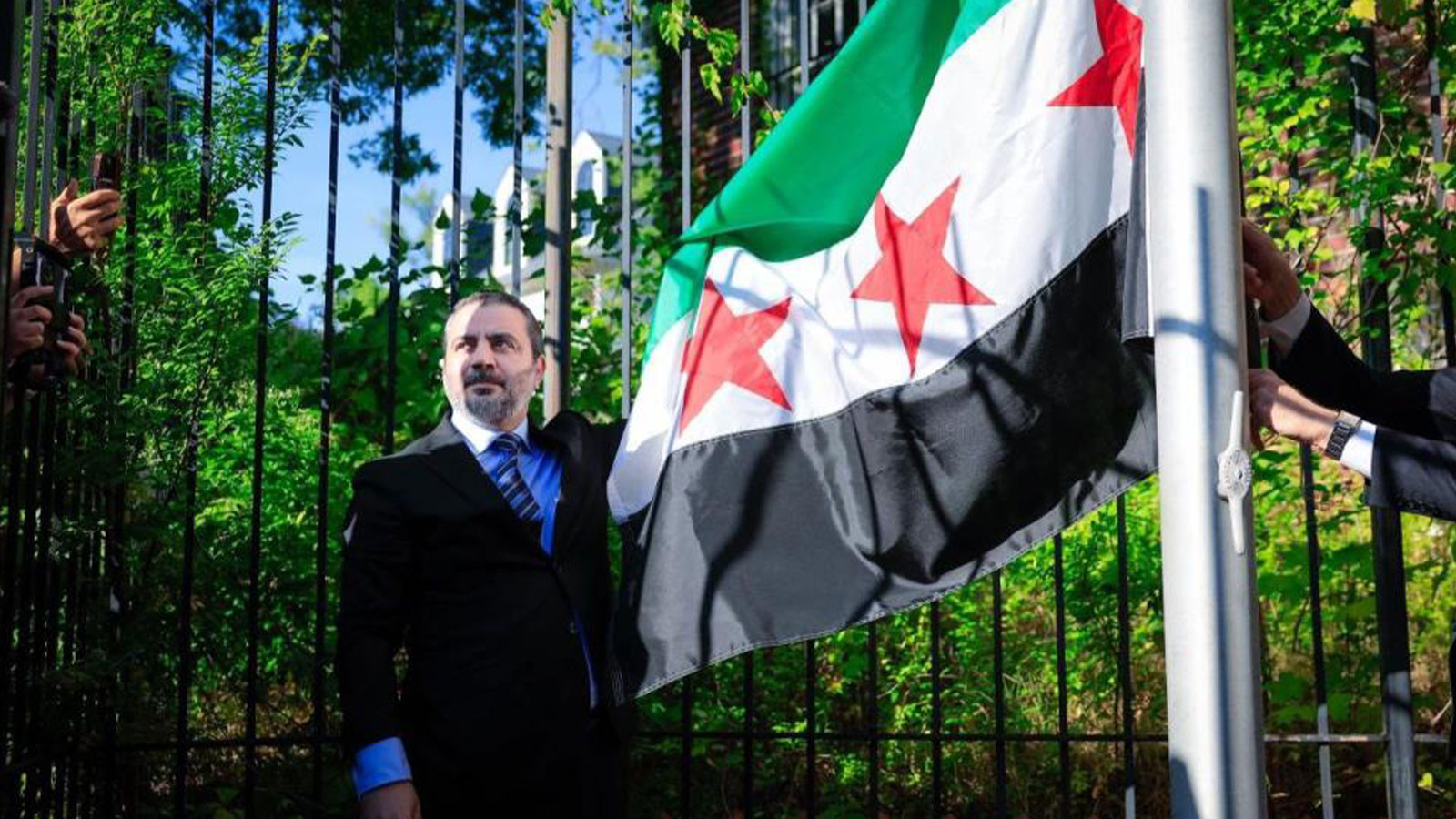Suriye Bayrağı, Yıllar Sonra Washington'daki Büyükelçilikte Dalgalandı