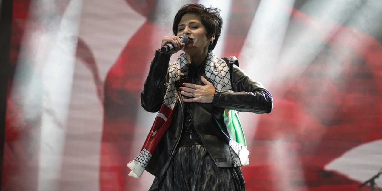 Şarkıcı Aydilge, Bingöl Konserinde Filistin'e Destek Verdi