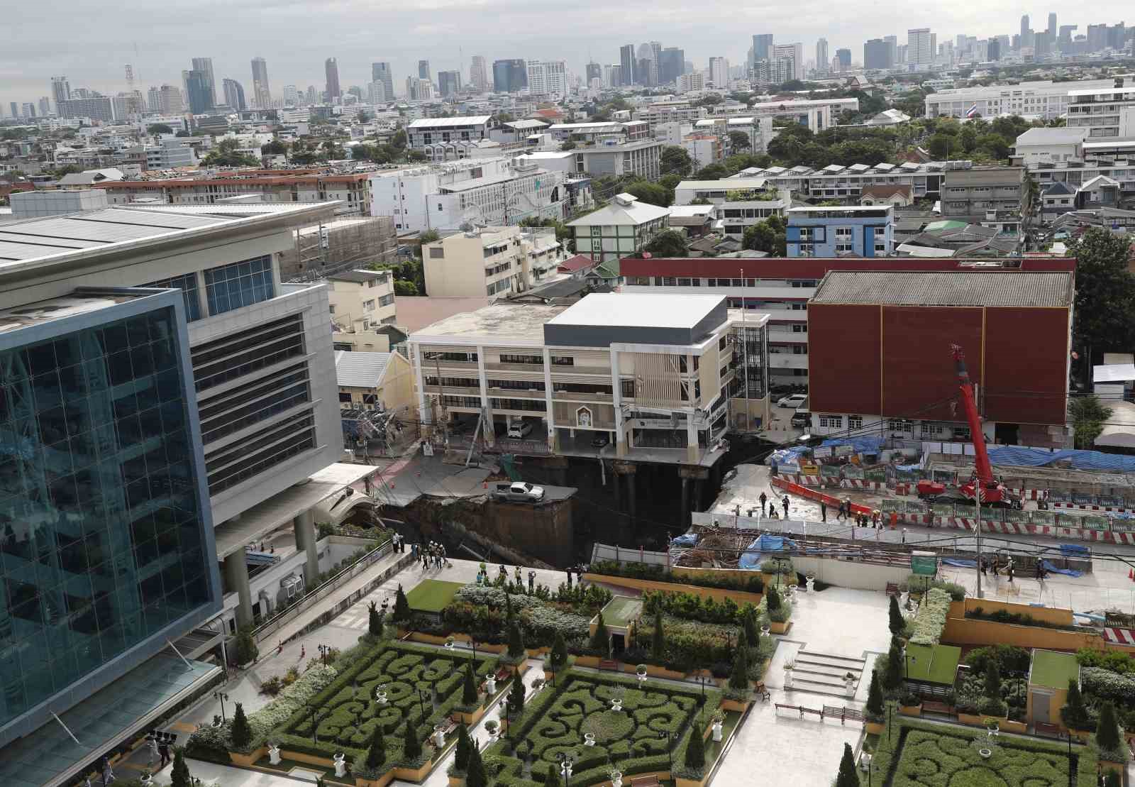 Bangkok'ta Yol Çökmesi: Devasa Çukur Oluştu, Bir Araç Düştü