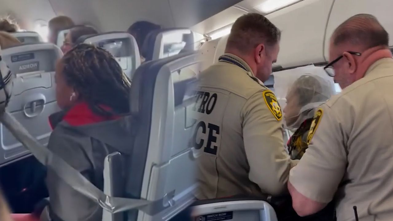 Las Vegas Uçuşunda Kaos: Uçuş Ekibi, Saldırgan Yolcuyu Koltuğa Bağlayıp Kafasına Poşet Geçirdi