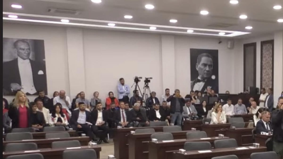 AKP’ye geçip ‘hizmet sözü’ vermişti, şimdi Meclis’i toplayamıyor