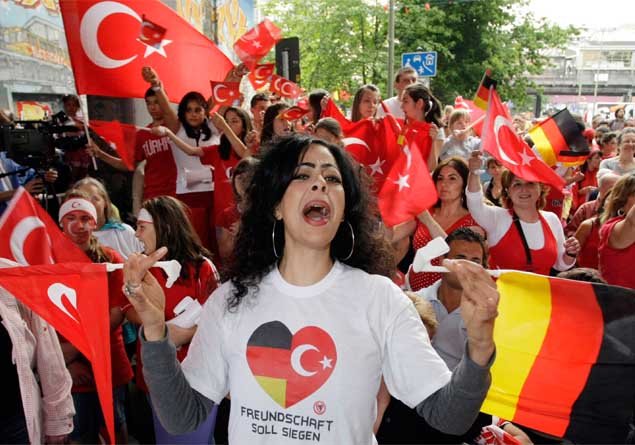 Almanya, ülkede yaşayan Türklerin Türkiye'deki kazanç bilgilerine erişebilecek, vergilendirebilecek