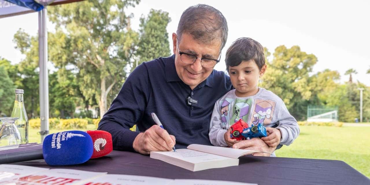 Cemil Tugay’dan İzmir Kitap Fuarı’nda İmamoğlu Adına İmza