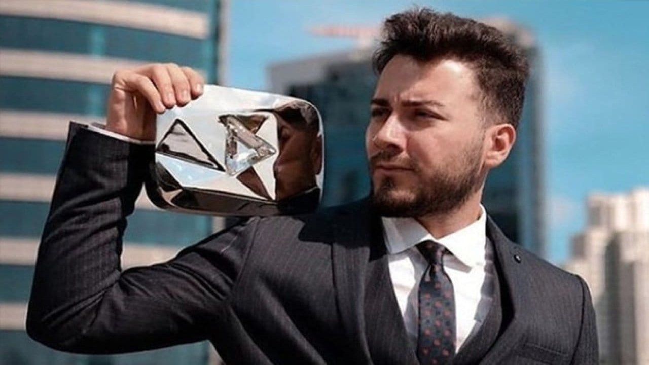 Enes Batur’un sessizliği sürüyor: ‘Tarikat’ iddiaları sosyal medyayı salladı