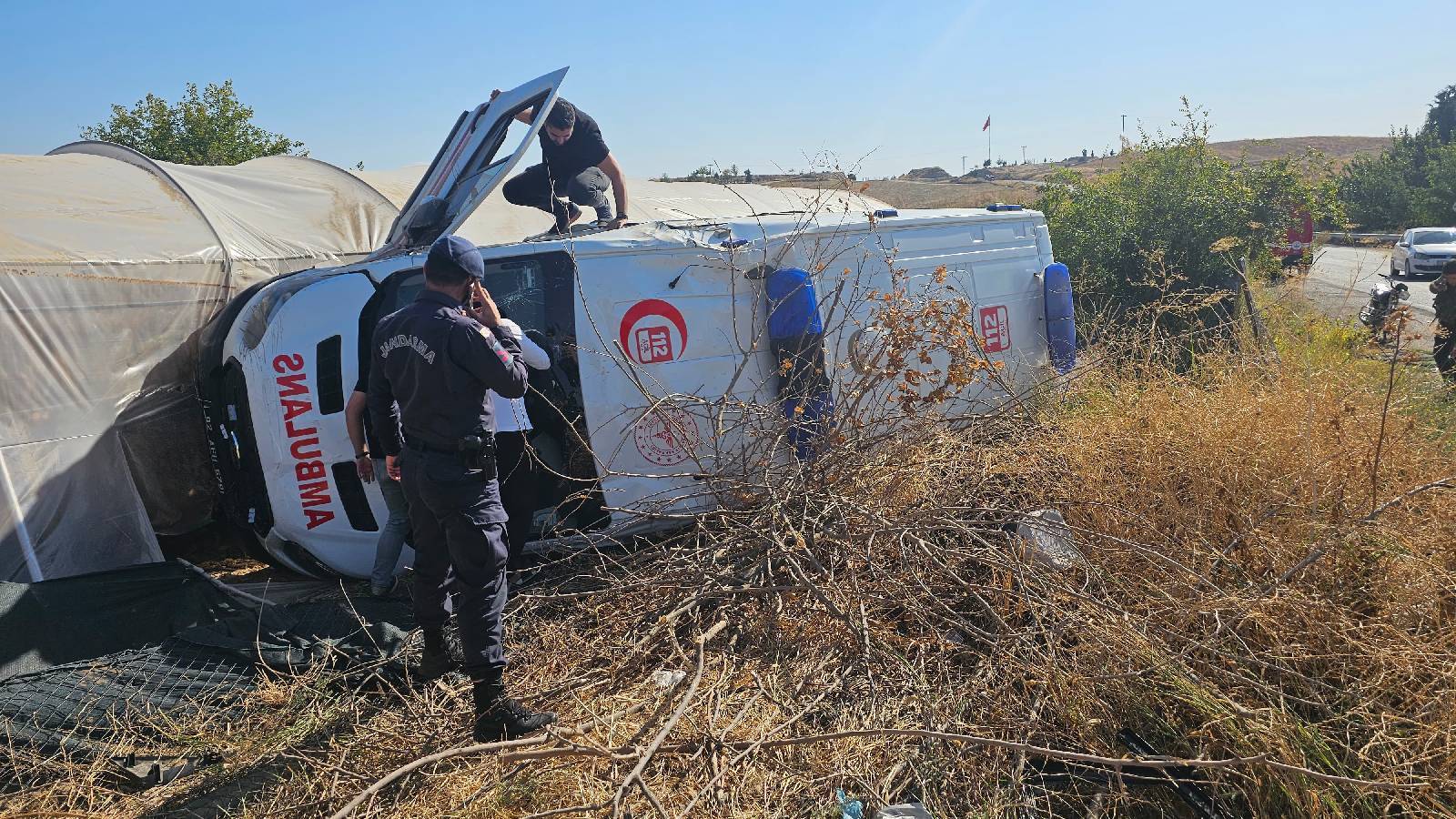 Yaralıları taşıyan ambulans otomobille çarpıştı: 8 kişi hastaneye kaldırıldı