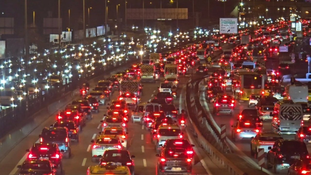 İstanbul Trafiği Kilitlendi! Yoğunluk Yüzde 85’e Dayandı!