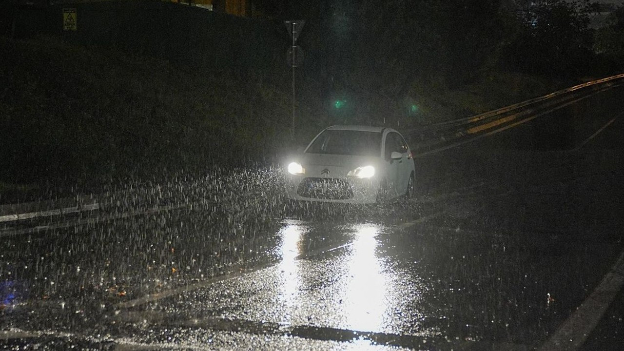 İstanbul'da Sağanak Yağış Hayatı Olumsuz Etkiledi: Bazı Bölgeleri Su Bastı